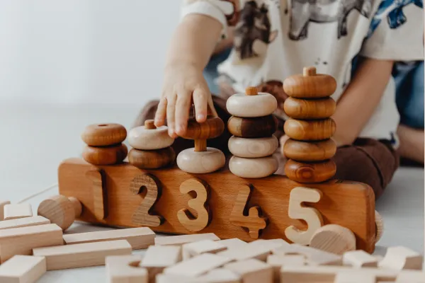 Atividades Montessori para Aprimorar a Pinça Fina em Bebês de 9 Meses usando o Peg Board de Madeira